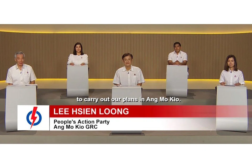 UTAMAKAN MATA PENCARIAN: (Dari kiri) Pasukan PAP di GRC Ang Mo Kio pimpinan Perdana Menteri Lee Hsien Loong, calon baru Cik Nadia Ahmad Samdin, Encik Gan Thiam Poh, Encik Daryl David dan seorang lagi muka baru Cik Ng Ling Ling, di sesi Siaran Politik Bagi Kawasan Undi malam tadi. - Foto MEDIACORP