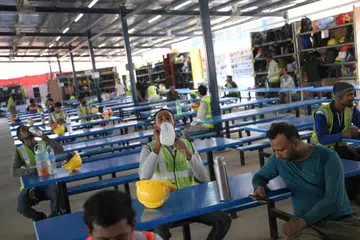 Pekerja di kawasan berlindung dengan bumbung bertebat di tapak pembinaan PSA Supply Chain Hub @ Tuas, semasa sesi tunjuk cara mengenai pengurusan risiko tekanan haba.