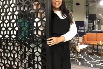 HARGAI SETIAP PELUANG ASAH BAKAT: Bakat muda, Erynn Eriynee, yang sudah memiliki dua 'single' berjudul 'Fitnah' dan 'Bayanganmu', menghadapi darah gemuruh di pentas Dangdut Academy Asia 5 (DAA5). Namun, beliau menyifatkan pengalaman tersebut sebagai membuka mata terhadap dunia hiburan. - Foto BH oleh HARYANI ISMAIL