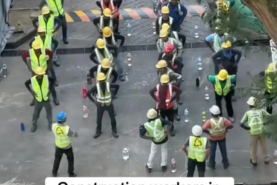 Video yang dimuat naik di TikTok telah meraih lebih 145,000 tontonan dengan komen netizen yang rata-rata memuji disiplin pekerja-pekerja tersebut.