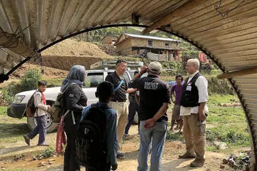LAWAT KAWASAN TERJEJAS: Encik Masahiro (empat dari kiri) dan Encik Zainul Abidin (paling kanan) merupakan antara delegasi Mercy Relief dan RLAF yang telah ke Nepal hujung bulan lalu sempena ulang tahun keempat gempa bumi yang melanda negara tersebut. - Foto BH oleh NUR FATHIN AWALLUDIN