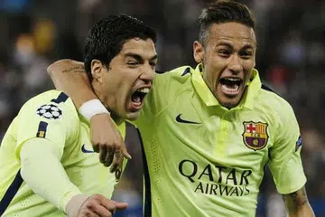 WIRA-WIRA PASUKAN: Penjaring satu gol Barcelona, Neymar (kanan), meraikan gol kedua jaringan Luis Suarez semasa kemenangan ke atas Paris St Germain awal pagi semalam. Suarez turut menyumbatkan gol ketiga pasukannya. - Foto REUTERS