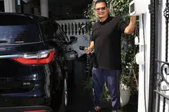 MANFAAT TENAGA SURIA: Dr Zuraimi memasang panel suria di bumbung rumahnya dan alat pengecas di anjung kereta kediamannya. Tenaga yang dijana panel suria itu boleh digunakan untuk mengecas kereta elektriknya dan menyumbang tenaga untuk kegunaan harian isi rumahnya. - Foto BM oleh ADLI YASHIR KUCHIT