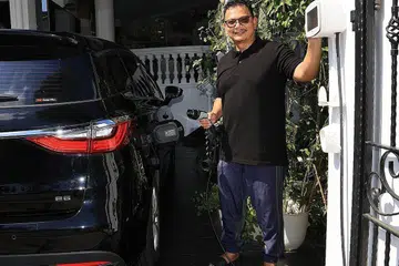 MANFAAT TENAGA SURIA: Dr Zuraimi memasang panel suria di bumbung rumahnya dan alat pengecas di anjung kereta kediamannya. Tenaga yang dijana panel suria itu boleh digunakan untuk mengecas kereta elektriknya dan menyumbang tenaga untuk kegunaan harian isi rumahnya. - Foto BM oleh ADLI YASHIR KUCHIT