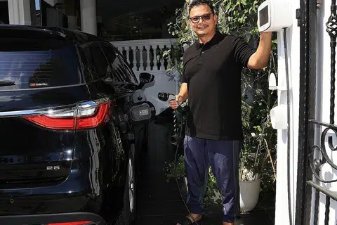 MANFAAT TENAGA SURIA: Dr Zuraimi memasang panel suria di bumbung rumahnya dan alat pengecas di anjung kereta kediamannya. Tenaga yang dijana panel suria itu boleh digunakan untuk mengecas kereta elektriknya dan menyumbang tenaga untuk kegunaan harian isi rumahnya. - Foto BM oleh ADLI YASHIR KUCHIT