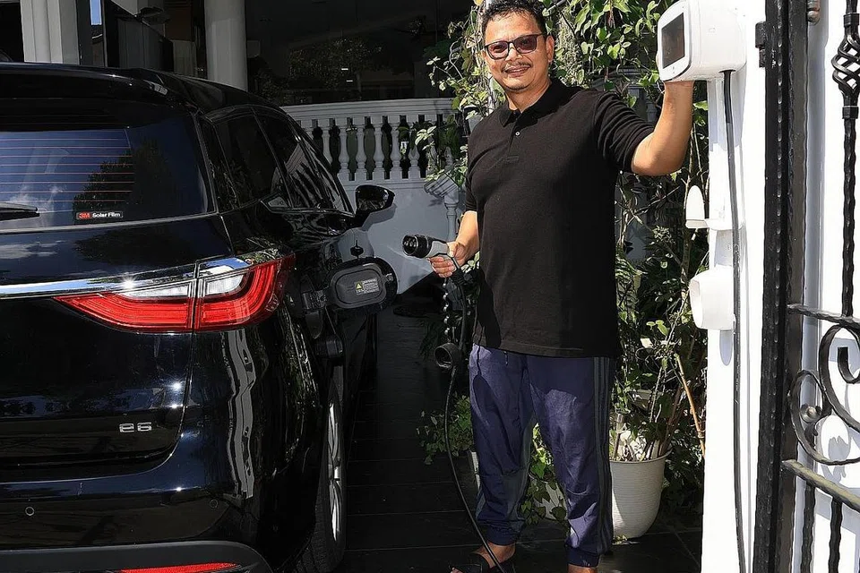 MANFAAT TENAGA SURIA: Dr Zuraimi memasang panel suria di bumbung rumahnya dan alat pengecas di anjung kereta kediamannya. Tenaga yang dijana panel suria itu boleh digunakan untuk mengecas kereta elektriknya dan menyumbang tenaga untuk kegunaan harian isi rumahnya. - Foto BM oleh ADLI YASHIR KUCHIT