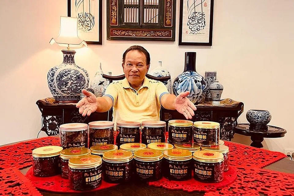 NIAGA 'BAK KWA': Encik Ismail Yasir membuka perniagaan 'bak kwa' dengan sokongan dan dorongan anak-anaknya terutama menantunya, seorang mualaf. - Foto-foto REHAN SNG