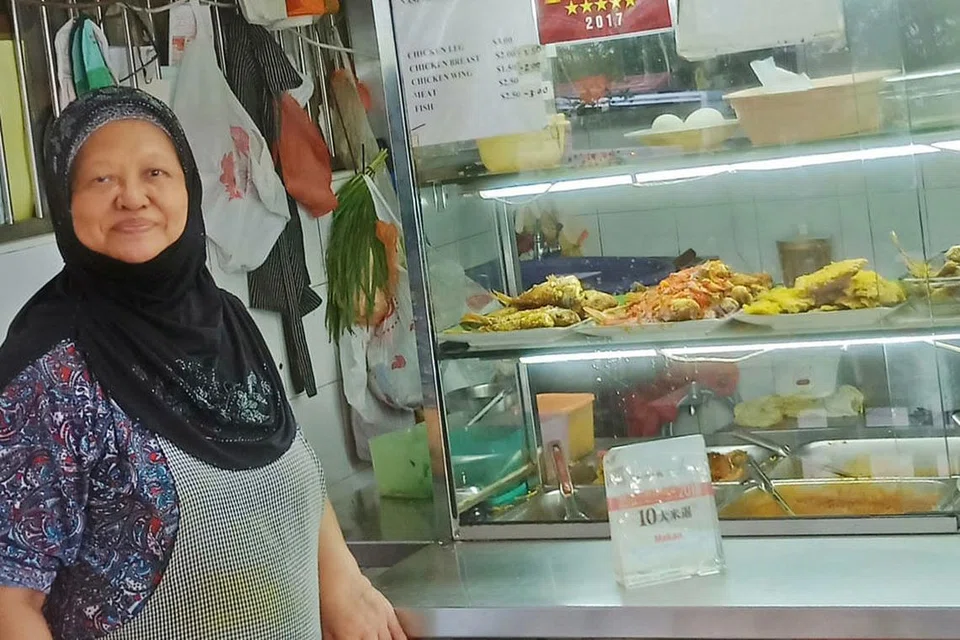 AIR TANGAN 'EMAK-EMAK': Gerai kelolaan Cik Aminah Sanwan di Pusat Makanan Sembawang Hill pernah mendapat pengiktirafan kerana masakannya yang sedap - City Hawker Food Hunt Award 2011, berupa plak anjuran City Gas dan akhbar Shin Min Daily News pada 2011 ; dan Singapore Best Food - Enjoy - Top Rated Food lima bintang 2017, anjuran portal makanan persendirian. - Foto BM oleh SAINI SALLEH