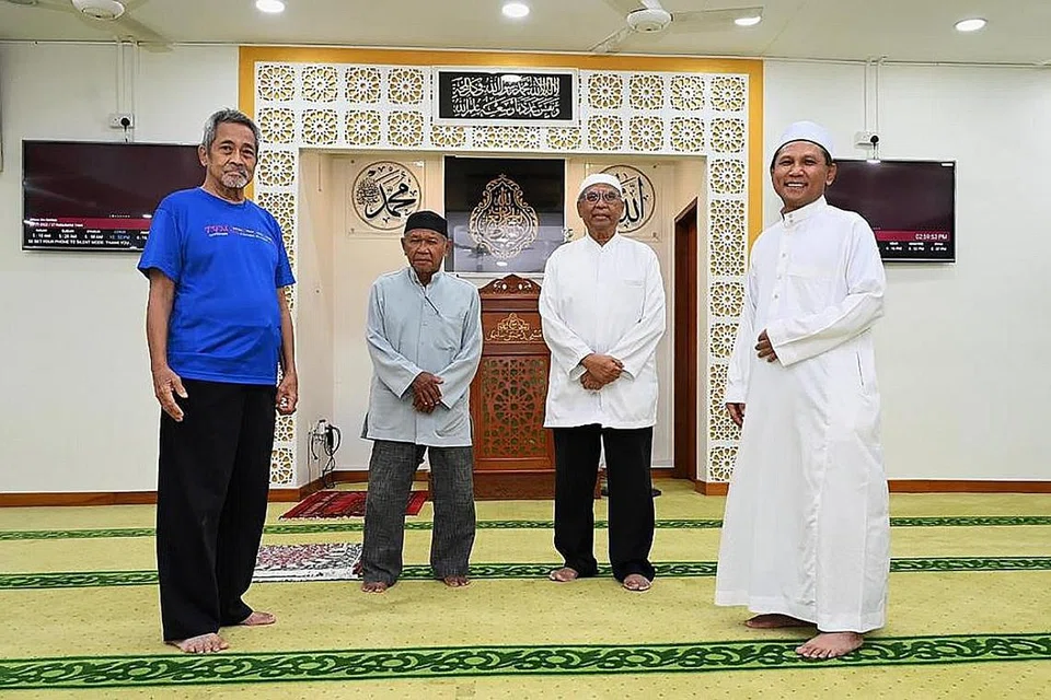 GIGIH MEMAKMURKAN MASJID: (Dari kiri) Pembantu pentadbiran dan kewangan sambilan Masjid Hussain Sulaiman, Encik Abdullah Ahmad; jemaah, Encik Said Zainol dan Encik Mohd Said Mohd Salleh; dan Naib Pengerusi masjid, Encik Abdul Rahman Zainol. - Foto BH oleh KHALID BABA