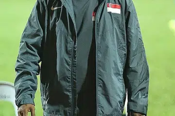 KEDUDUKAN MASIH TERGANTUNG: Masa depan jurulatih nasional, V. Sundramoorthy, masih menjadi tanda tanya. Kontrak setahunnya dengan FAS akan berakhir sekitar lebih tiga bulan lagi. - Foto fail