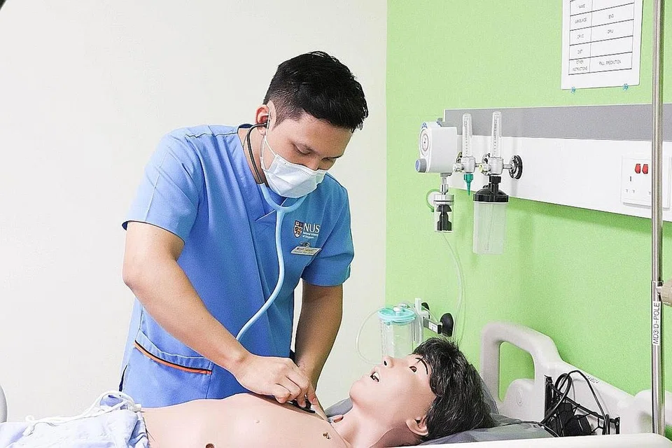 TUKAR KERJAYA: Daripada industri pelancongan, Encik Hendra Roy Osland memutuskan menukar kerjaya ke dalam bidang kejururawatan kerana mahu membantu orang ramai secara lebih mendalam dalam kehidupan mereka dan juga untuk meneruskan cita-cita arwah ibunya.- Foto NUS NURSING 