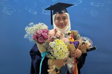 BERI UCAPAN HARI JURURAWAT: Cik Nur Izzah Muhd Aziz menyampaikan ucapan sempena meraikan Hari Jururawat anjuran Persatuan Karyawan Penjagaan Kesihatan Islam (MHPA) baru-baru ini.  