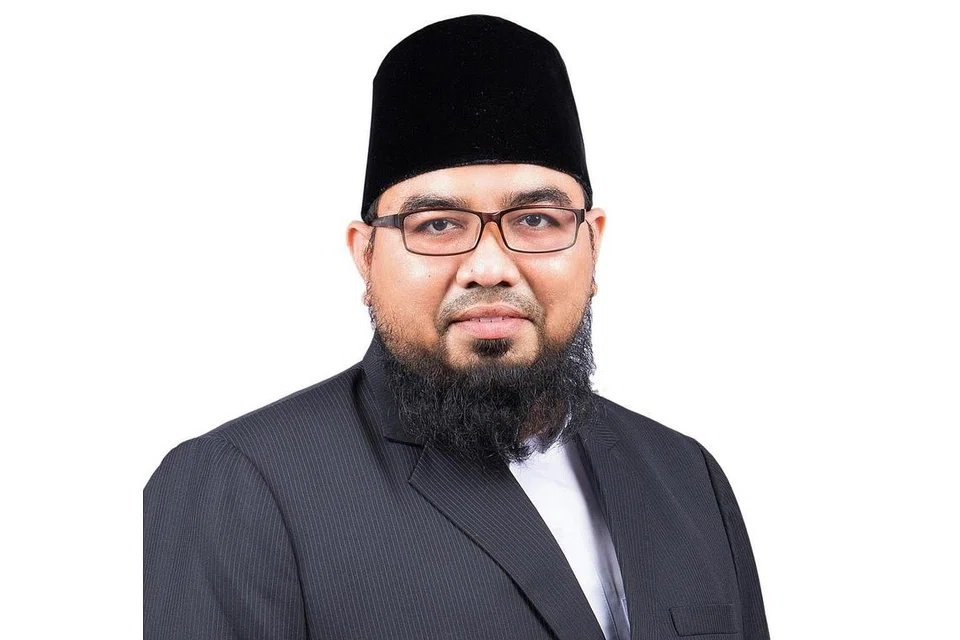 USTAZ MOHAMED HANAFIE MOHAMED YUSOFF AL HAFIZ: Pegawai Agama Kanan Masjid Darul Makmur.