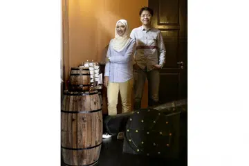 PENGALAMAN INTERAKTIF: Pemilik syarikat Amazing Chambers Singapura, Cik Nur Izzati Mohamed Yusof dan suaminya, Encik Hendra Harjuna, dengan meriam palsu dalam salah satu 'Escape Room' untuk pengunjung. Seluruh ruang permainan ini, yang dahulu merupakan restoran Mamanda, menggunakan lebih 100 gajet dan 'prop'. - Foto BH oleh AZMI ATHNI
