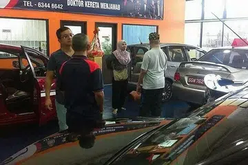 PELANGGAN KEMBALI: Sejak pemerintah melonggarkan sekatan, syarikat Dr Kereta menyaksikan bilangan pelanggan yang mengunjungi bilik pameran kereta mereka meningkat.