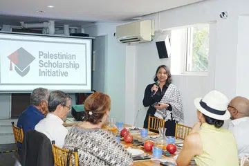Urusetia dan Pentadbir Undang-Undang Inisiatif Biasiswa Palestin (PSI), Cik Shazana Anuar, memberi taklimat semasa acara ‘High Tea’ anjuran PSI di kafe Penny University pada 23 Januari. 