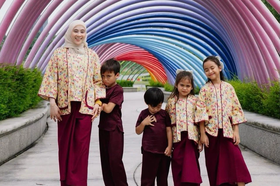 Walau kini bergelar ibu tunggal, penyanyi Malaysia, Adira Suhaimi, tetap bersemangat menyambut Hari Raya dengan keempat-empat anaknya di kampung halaman, Sabah, Malaysia.