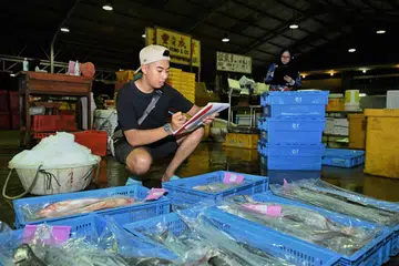BAU HAMIS? JUALAN TETAP JALAN: Encik Muhammad Mizzuan Maslan menyediakan stok makanan lautnya yang bakal dijual dalam sesi ‘live’ di Facebook dan TikTok melalui akaun chiongster.co setiap malam. 