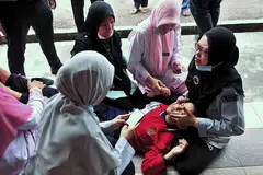 JADI MANGSA: Seorang pelajar sedang dirawat kerana masalah pernafasan setelah bahan kimia dihumban secara haram di Sungai Kim Kim di Pasir Gudang, Johor. - Foto THE STAR