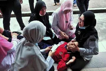 JADI MANGSA: Seorang pelajar sedang dirawat kerana masalah pernafasan setelah bahan kimia dihumban secara haram di Sungai Kim Kim di Pasir Gudang, Johor. - Foto THE STAR