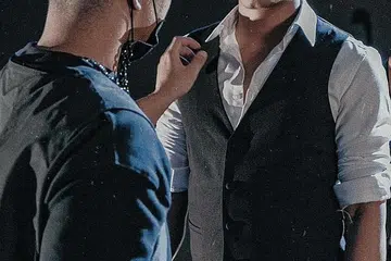 TEMAN SETIA RINGANKAN BEBAN: Farhan Shah (kanan) bersyukur teman karib seperti penata rias, Nuh Mahmood (The Grumpy Socialist) banyak beri dorongan dan idea bagi menghasilkan trilogi video muzik, FS Visual Trilogy, yang mengenalkan jenama Farhan kembali dalam kalangan pencinta muzik Singapura. - Foto ihsan FARHAN SHAH 