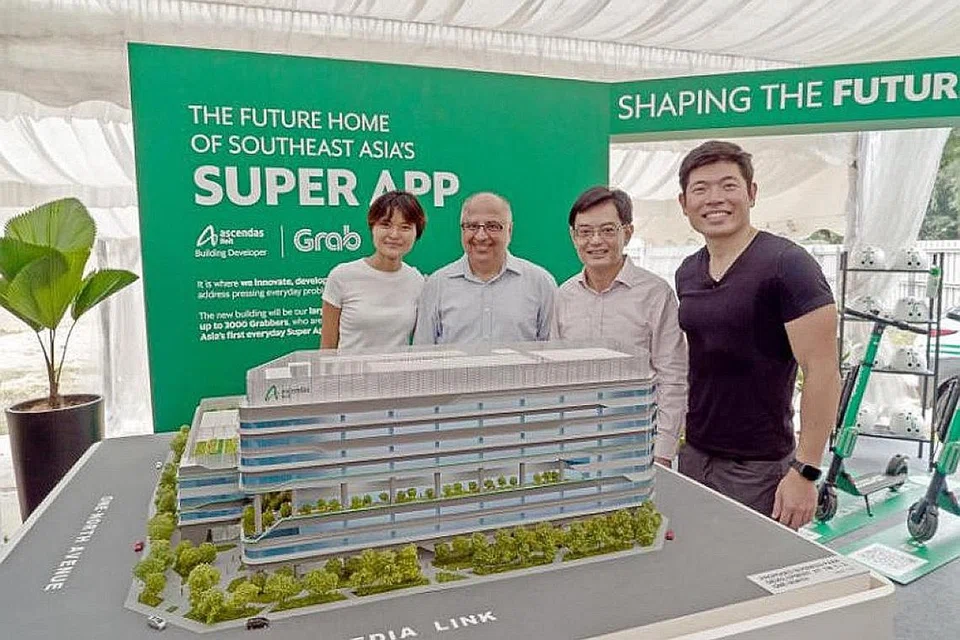 PECAH TANAH IBU PEJABAT BARU: (Dari kiri) Pengasas bersama Grab, Cik Tan Hooi Ling, Timbalan Ketua Eksekutif kumpulan Ascendas-Singbridge, Encik Manohar Khiatani, Encik Heng Swee Keat, dan Encik Anthony Tan di acara pecah tanah ibu pejabat baru Grab yang menelan belanja $181.21 juta di One North. - Foto GRAB