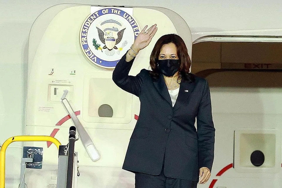 LAWATAN KE VIETNAM: Cik Kamala Harris tiba di Lapangan Terbang Noi Bai di Hanoi petang kelmarin. Beliau dijadualkan melakukan lawatan rasmi ke negara itu sehingga hari ini. - Foto EPA-EFE