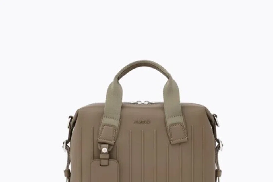 Beg silang kulit Never Still bersaiz kecil dalam warna Mocha dan Anthracite ini sesuai untuk mereka yang gemar gaya minimalis.