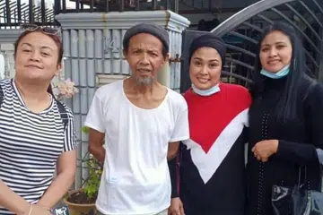 PERTEMUAN DENGAN MENTOR: Kumpulan Eva yang bertanding dalam peraduan Gegar Vaganza 7 tahun ini menemui penggubah lagu 'Bulan Cinta', Ruslan Mamat (dua dari kiri), yang menaikkan nama mereka di persada seni awal bulan ini (November). - Foto INSTAGRAM IZZU EVA