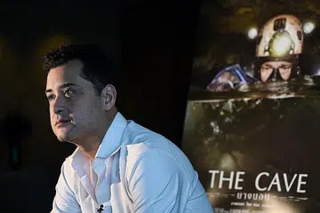 KISAH BENAR: Tom Waller memberi penerangan kepada pelakon The Cave. - Foto DE WARRENNE PICTURES