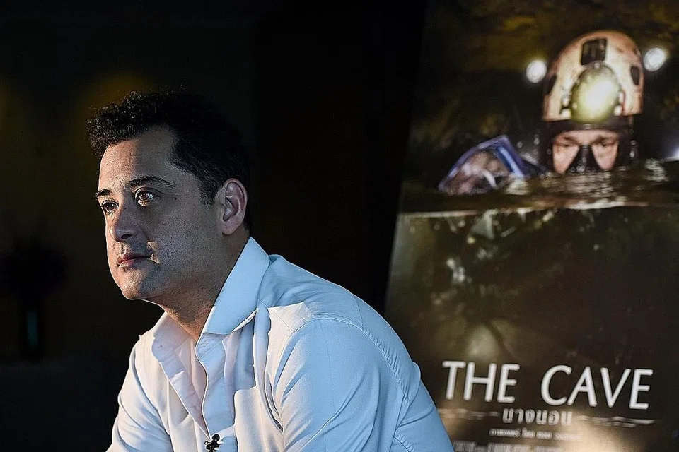 KISAH BENAR: Tom Waller memberi penerangan kepada pelakon The Cave. - Foto DE WARRENNE PICTURES
