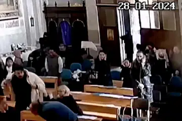 Video tangkap skrin memaparkan pengunjung gereja bertindak balas semasa serangan maut oleh dua lelaki bersenjata bertopeng di Gereja Katolik Santa Maria Italy di Istanbul, Turkey pada 28 Januari.