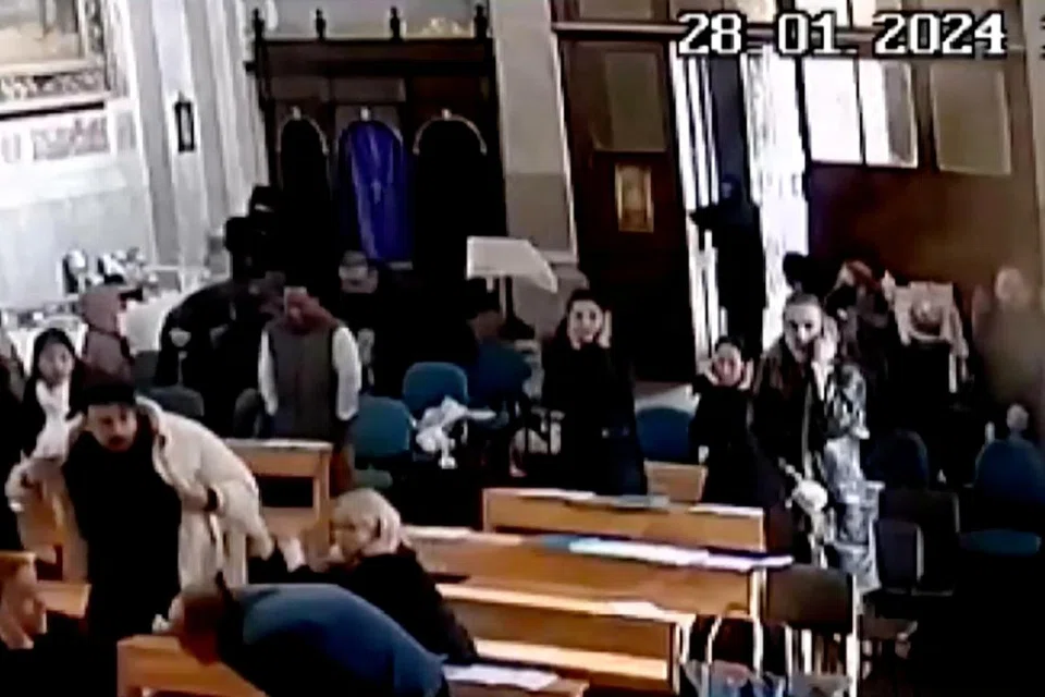 Video tangkap skrin memaparkan pengunjung gereja bertindak balas semasa serangan maut oleh dua lelaki bersenjata bertopeng di Gereja Katolik Santa Maria Italy di Istanbul, Turkey pada 28 Januari.