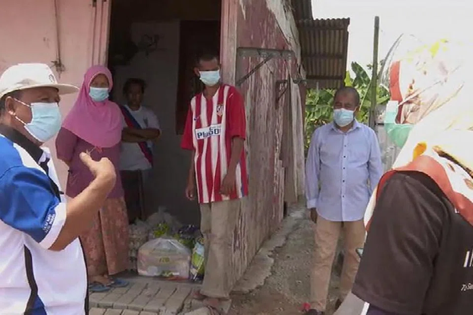 SEDEKAH MERENTASI SEMPADAN: Pemberian barangan makanan dilaksanakan pada awal Ogos lalu di Plentong, Johor Bahru. Sebanyak 100 pek makanan telah diagihkan kepada fakir miskin dan setiap pek bernilai $35 dolar, hasil sumbangan warga Singapura. - Foto ihsan USTAZ MAHFUZ AL-HAFIZ ABDUL RAHMAN