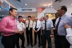 Menteri Negara Kanan (Pertahanan merangkap Tenaga Manusia), Encik Zaqy Mohamad (kiri), beramah mesra dengan Pegawai Waran Pertama (1WO) yang telah bersara, Encik Mohamed Haniffa Jainul Abitheen (kanan), dan veteran Angkatan Bersenjata Singapura (SAF) lain semasa pelancaran Pameran Peringatan ke-60 SAF (SAF60) yang dilancarkan di Wisma Teroka Singapura (SDC) pada 2 April. Bersama Encik Zaqy ialah Panglima Pasukan Pertahanan, Laksamana Madya (VADM) Aaron Beng (dua dari kiri).