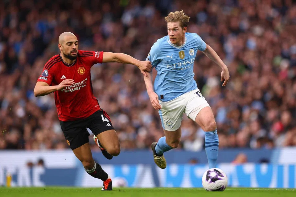 Pemain tengah Fiorentina Sofyan Amrabat (kiri) yang kini di United secara pinjaman, dijangka pulang ke Fiorentina dan tidak akan dibeli oleh United.