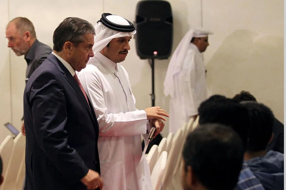 ADAKAN PERBINCANGAN: Menteri Luar Qatar, Sheikh Mohammed Abdulrahman Al-Thani, berbual dengan rakan sejawatannya dari Jerman, Encik Sigmar Gabriel, selepas sidang akhbar bersama mereka di Doha. - Foto REUTERS