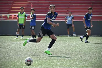 MAHU BAWA PULANG TROFI: Ilhan (tengah) semasa sesi latihan bersama Albirex di Stadium Jurong East. - Foto fail