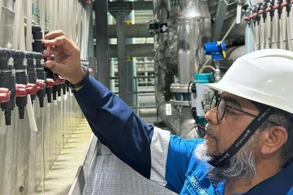 Antara tugasan Encik Nasharudin Supa’at, 54 tahun, termasuk menjalankan ujian makmal untuk memantau mutu air, satu perkara bermakna yang beliau sering berkongsi cerita dengan keluarganya. 