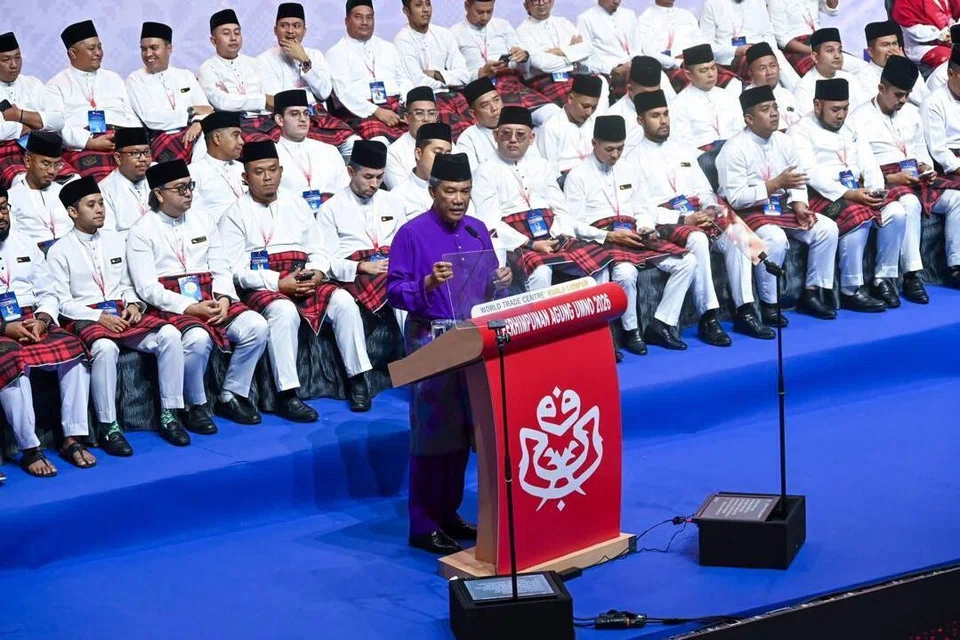 Timbalan Presiden Umno, Datuk Seri Mohamad Hasan, ketika menyampaikan ucapan merasmikan persidangan Pemuda, Wanita dan Puteri Umno, pada malam 9 September di Pusat Dagangan Dunia, Kuala Lumpur.