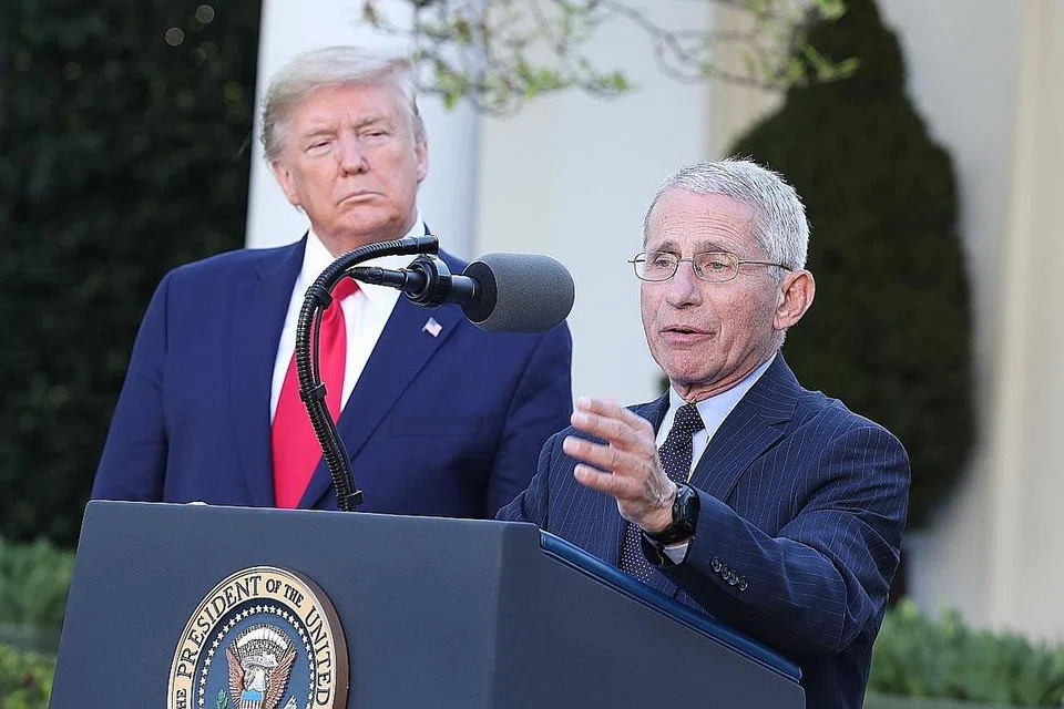 TAKLIMAT MEDIA PASUKAN BERTINDAK KORONAVIRUS: Presiden AS Donald Trump (kiri) mendengar sambil pengarah Institut bagi Alahan dan Penyakit Berjangkit Nasional, Dr Anthony Fauci (kanan), memberi taklimat di Rumah Putih pada 30 Mac 2020. - Foto EPA-EFE