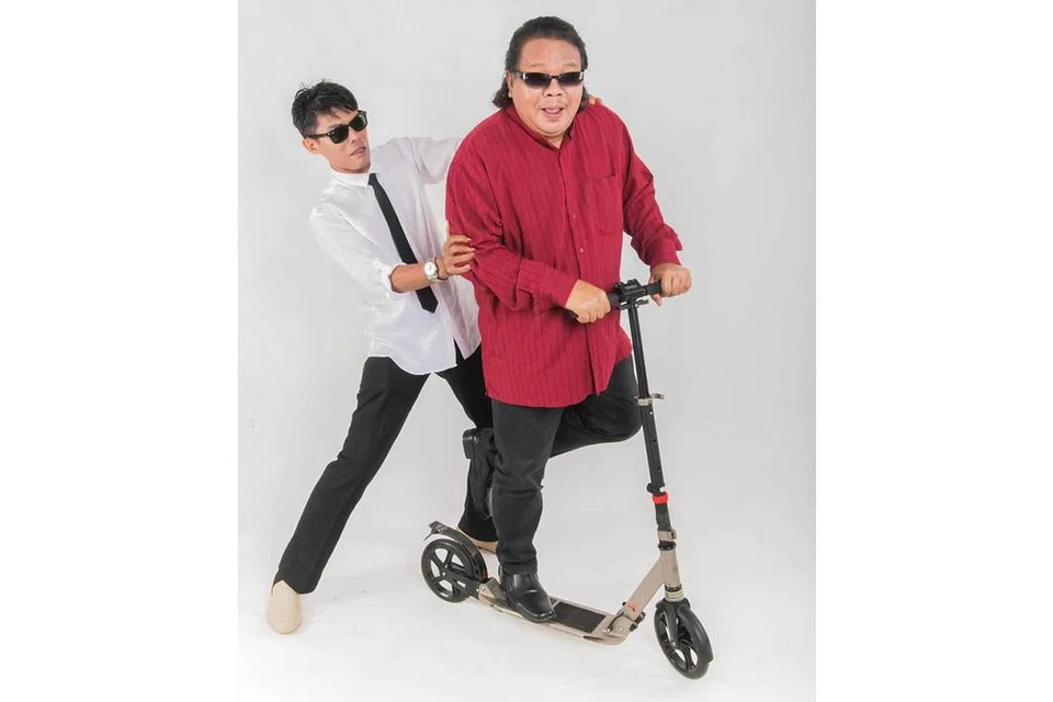 HADAPI CABARAN: Hamzah Adon (bersama Allahyarham Alias Kadir). - Foto ihsan HAMZAH ADON