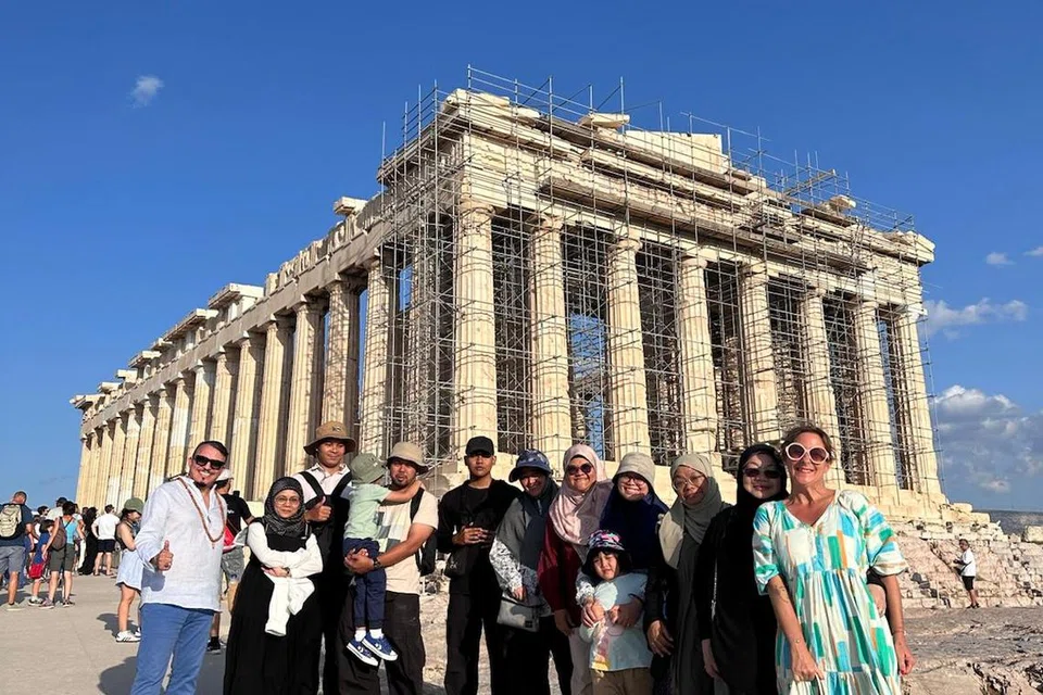 Pelancong daripada Noor Mohamad Services & Travel mengagumi pemandangan menawan di bumi Athens di Greece di Parthenon, Acropolis.