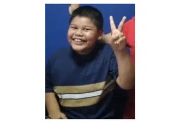 SENYUM CERIA: Pelajar, Ahmad Fathzzaman Ahmad Asrorie, yang mesra dipanggil 'Afzam', 10 tahun, tidak suka menyendiri seperti ditanggapi ramai bagi seseorang yang mengalami autisme tetapi gemar membantu dan memberi perhatian kepada rakan-rakan dan ahli keluarganya. 