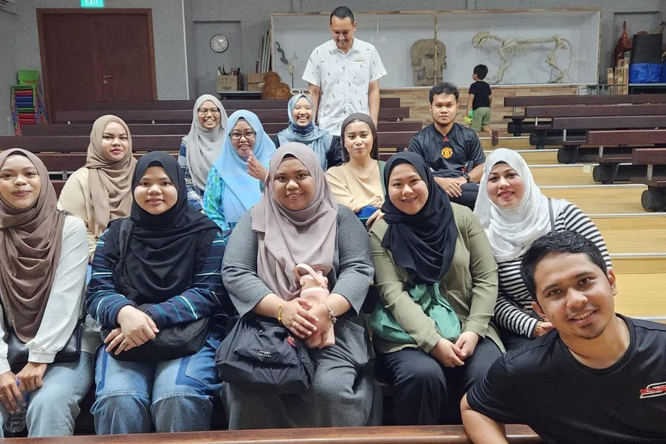 Pelajar-pelajar kursus pembinaan bahan pengajaran bahasa Melayu yang ditawarkan kepada pelajar Program Ijazah Bahasa dan Sastera Melayu (BAML) di Universiti Sains Kemasyarakatan Singapura (SUSS). 