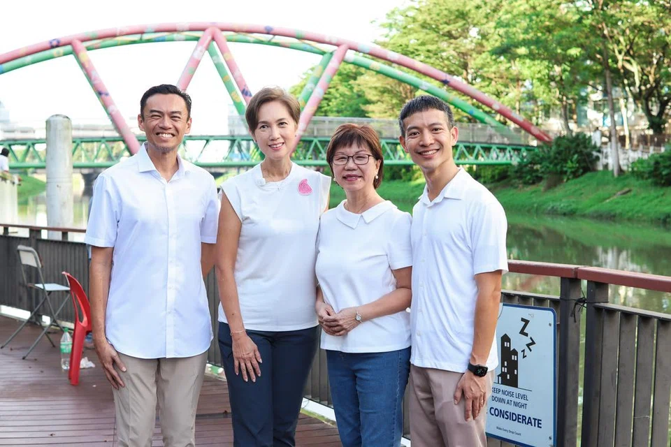 Pasukan Parti Tindakan Rakyat (PAP) yang bakal bertanding di GRC Jalan Besar pada Pilihan Raya Umum 2025 (GE2025), (dari kiri) Pengerusi Tindakan bagi Bandar Hijau dan calon PAP Dr Wan Rizal Wan Zakariah; Menteri Penerangan dan Pembangunan Digital, Cik Josephine Teo; Mayor Majlis Pembangunan Masyarakat (CDC) Central, Cik Denise Phua Lay Peng, dan calon PAP Encik Shawn Loh, mengenalkan media kepada Jambatan Kolam Ayer yang baru dibuka semula.