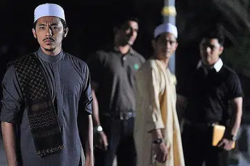 PAYAH DIJANGKA KESUDAHANNYA: 'Munafik 2' membuka ruang bagi anda refleksi diri dengan kisah Ustaz Adam (kiri) dan keadaan sekelilingnya yang diuji dengan bermacam-macam gangguan alam nyata dan ghaib. - Foto SKOP PRODUCTIONS