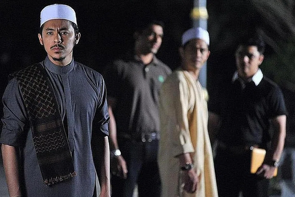 PAYAH DIJANGKA KESUDAHANNYA: 'Munafik 2' membuka ruang bagi anda refleksi diri dengan kisah Ustaz Adam (kiri) dan keadaan sekelilingnya yang diuji dengan bermacam-macam gangguan alam nyata dan ghaib. - Foto SKOP PRODUCTIONS