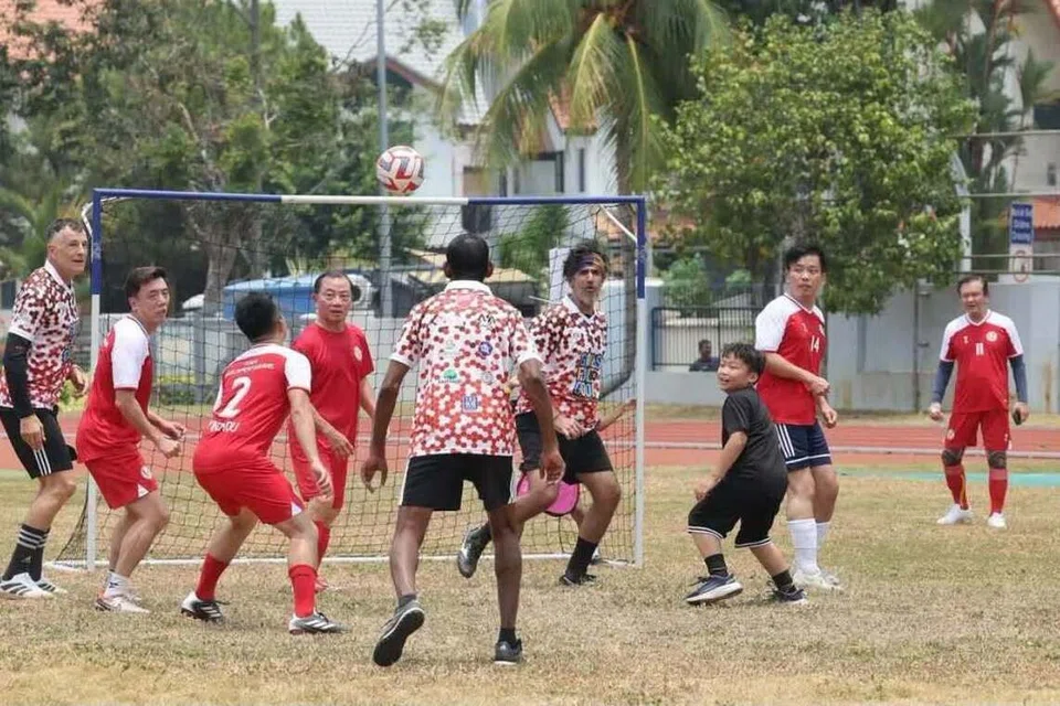 Speaker Parlimen, Encik Seah Kian Peng (empat dari kiri), gembira dapat beraksi bersama rakan Anggota Parlimen beliau, menentang pasukan bekas pemain kebangsaan bola sepak Singapura dalam perlawanan pertunjukan semasa pertandingan bola sepak amal CHIJSC, Goals For Good 2026 pada 5 September.