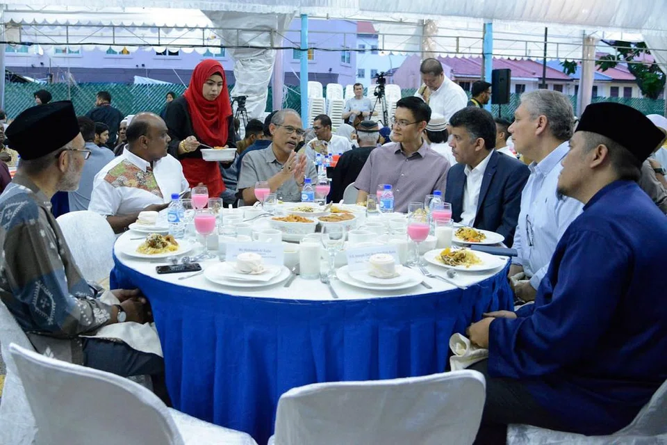 BUKA BERSAMA: Encik Masagos (tengah) menyertai satu majlis berbuka puasa anjuran Darul Arqam kelmarin, di mana badan itu telah menyampaikan cek $20,000 kepada Mercy Relief dan melancarkan buku panduan baru bagi muallaf. Bersamanya ialah antara lain Presiden Darul Arqam, Encik Imran Kuna (dua dari kiri) dan CEO Muis, Encik Esa Masood (empat dari kanan). - Foto DARUL ARQAM